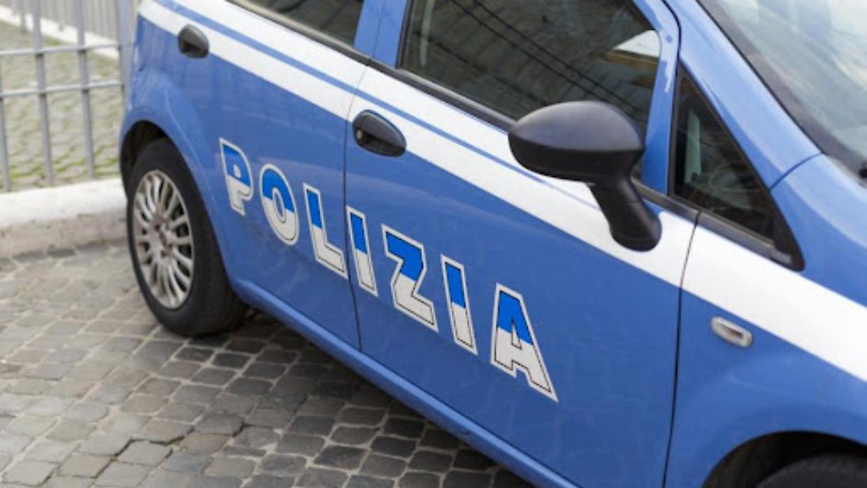 Scoperti con la refurtiva e 2.200 euro in auto a Biella: fermati due truffatori seriali ricercati dalla Polizia